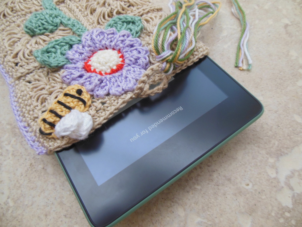 Crochet Kindle Sleeve With Daisy & Bee Design - NitCraft